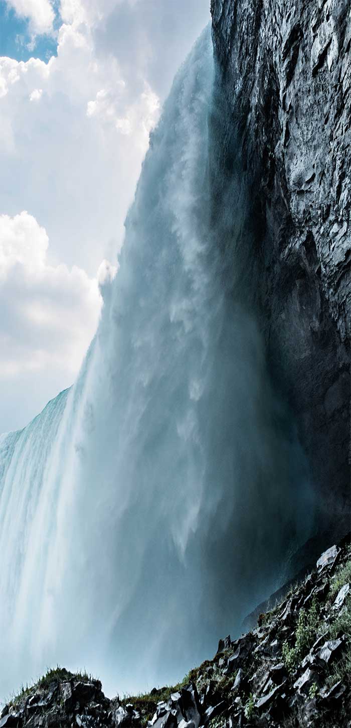巨大瀑布下的风景超清唯美手机壁纸