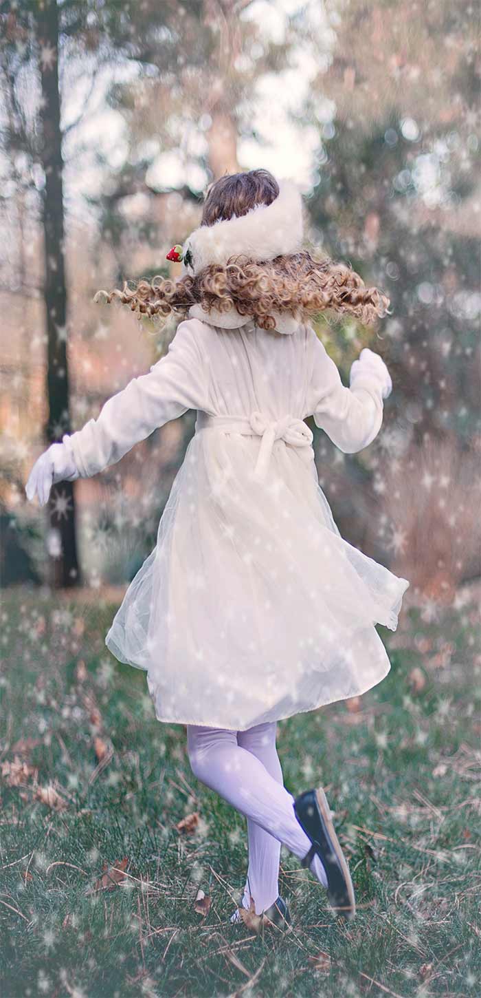 大雪中翩翩起舞的可爱女孩超清唯美手机壁纸图片