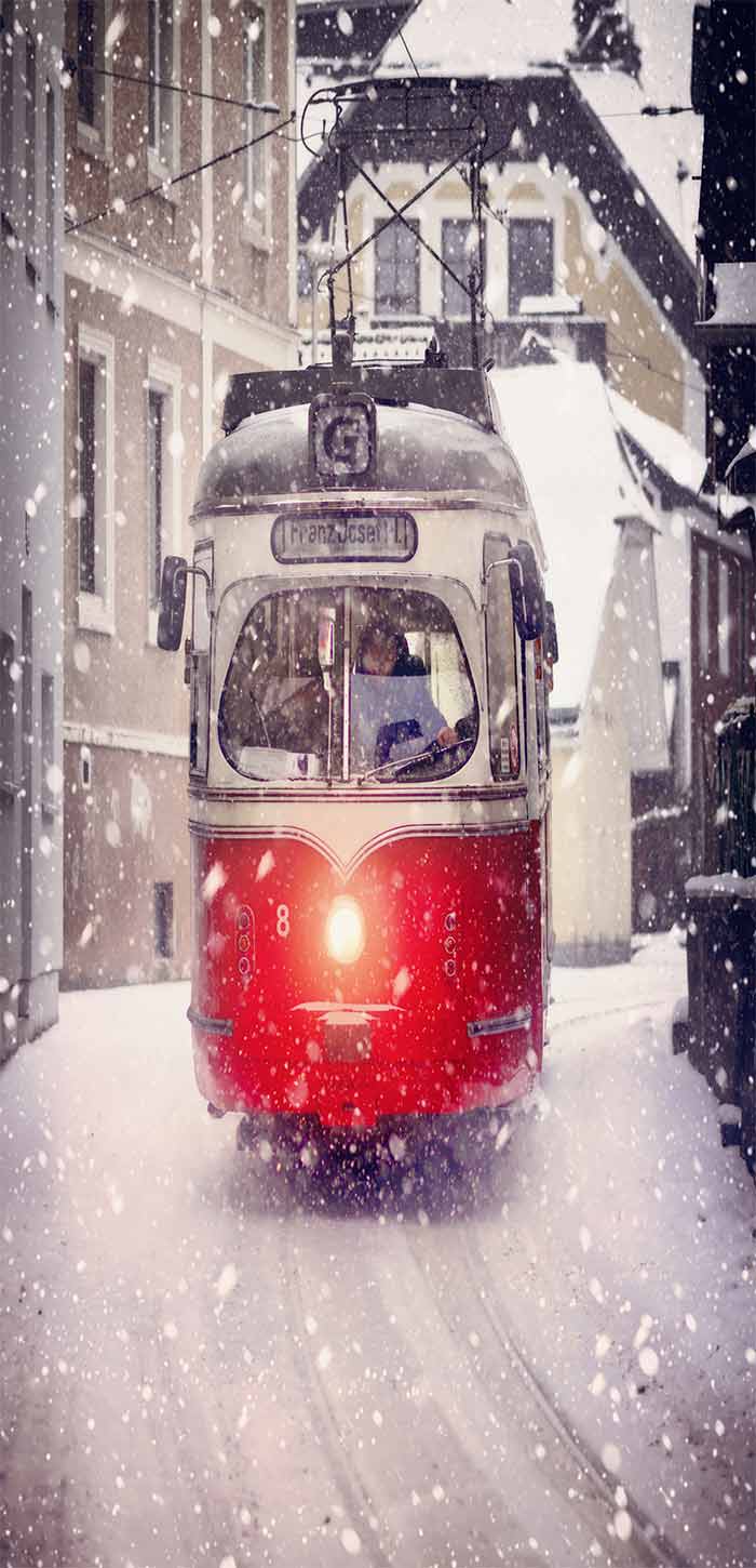 大雪中穿梭在城市间的轻轨超清唯美手机壁纸图片
