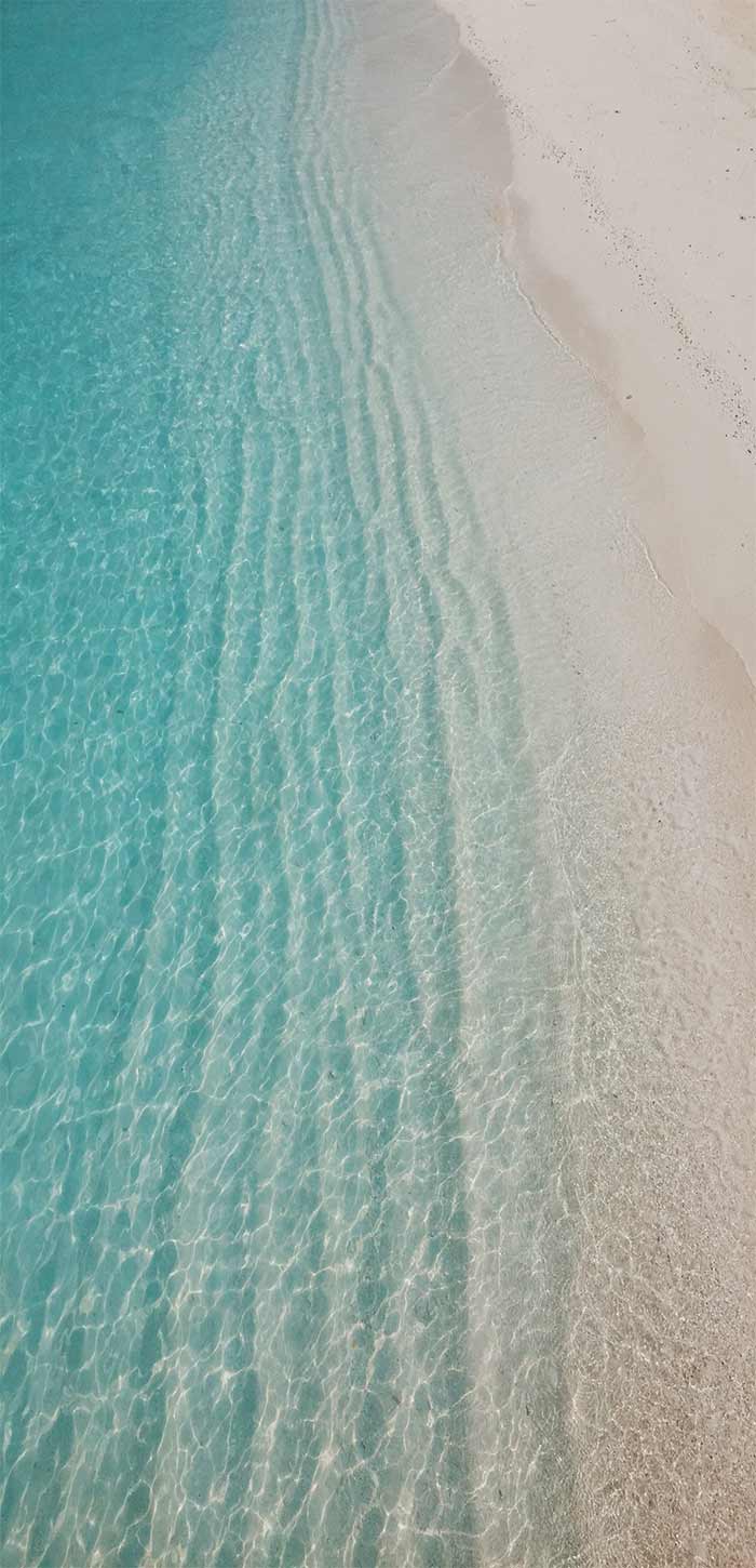 海边沙滩上的碧蓝清澈海水超清唯美手机壁纸图片
