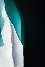 冰山与蓝色海水的交界处超清唯美手机壁纸图片