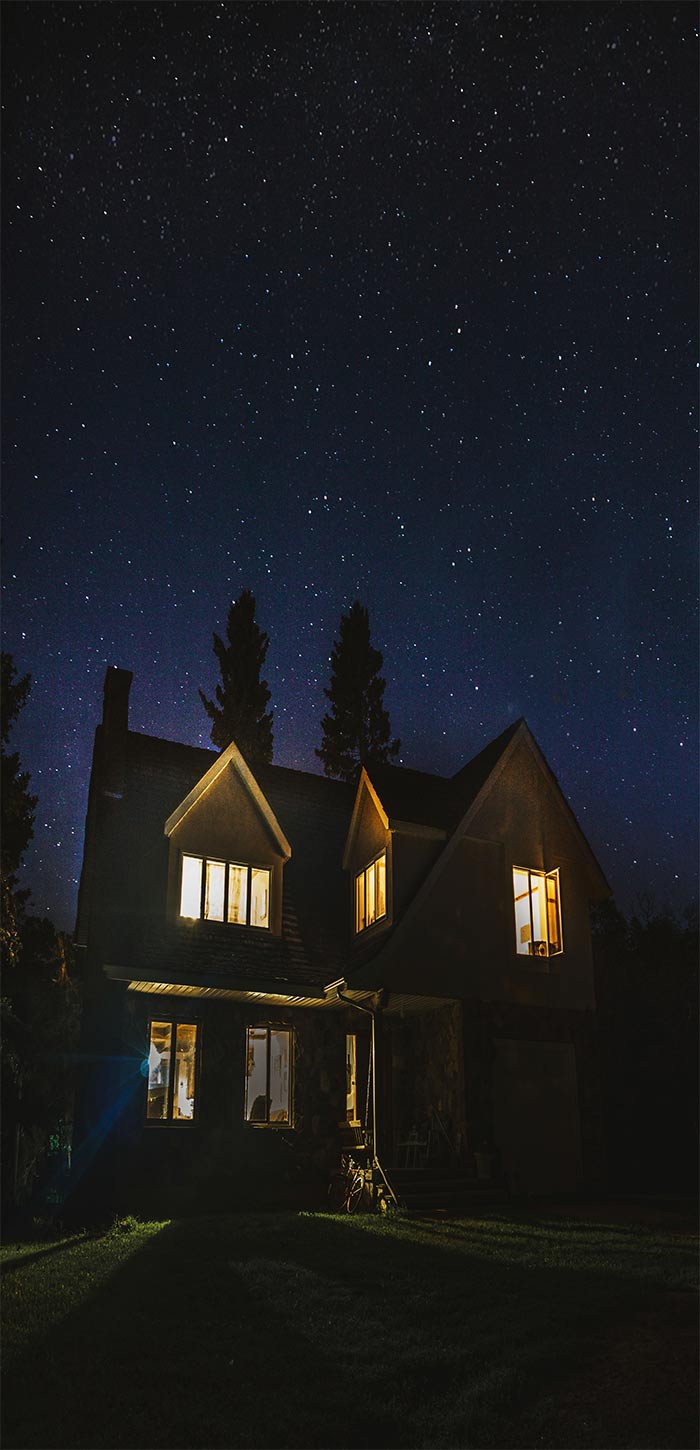 明亮夜空下的野外房屋超清唯美手机壁纸图片