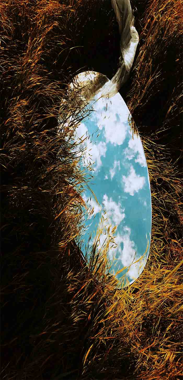 荒草中镜子里的蓝天白云超清唯美手机壁纸图片