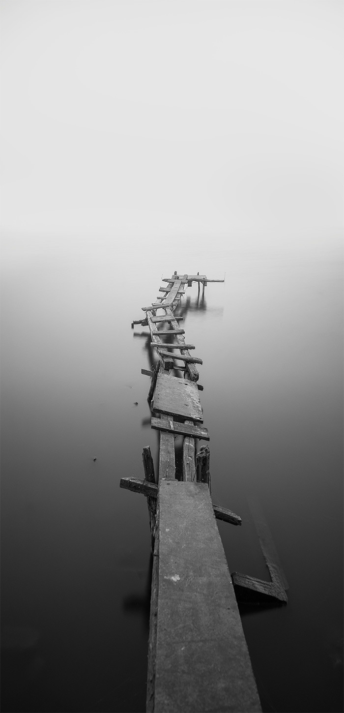 通向湖中心的小木桥超清唯美黑白手机壁纸图片
