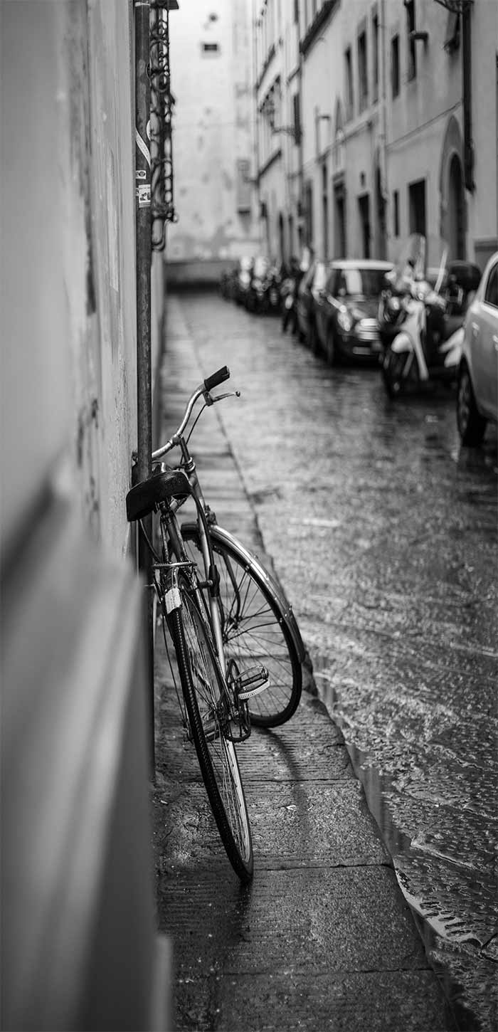 停在城市角落的自行车超清唯美手机壁纸图片
