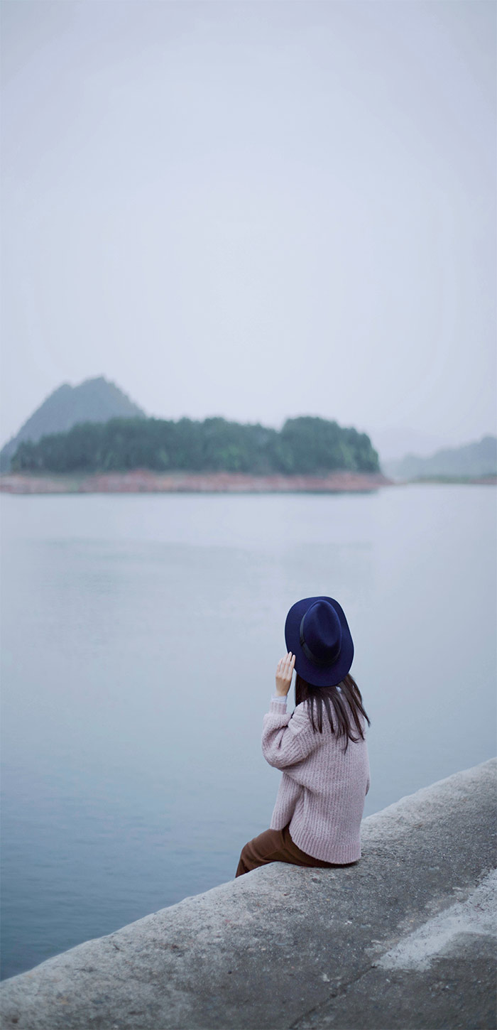 坐在湖边的可爱小女孩超清唯美手机壁纸图片