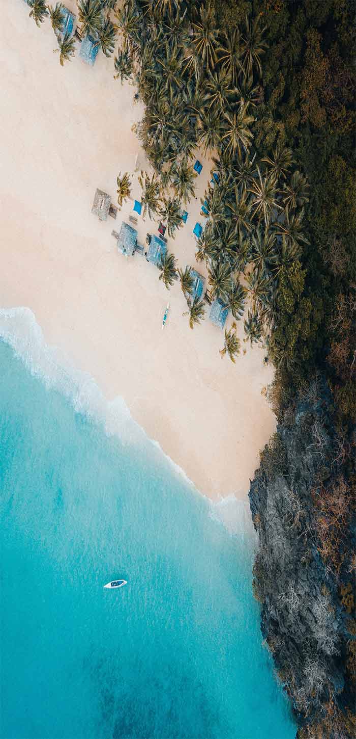 蓝色纯净海边上的沙滩超清唯美手机壁纸图片