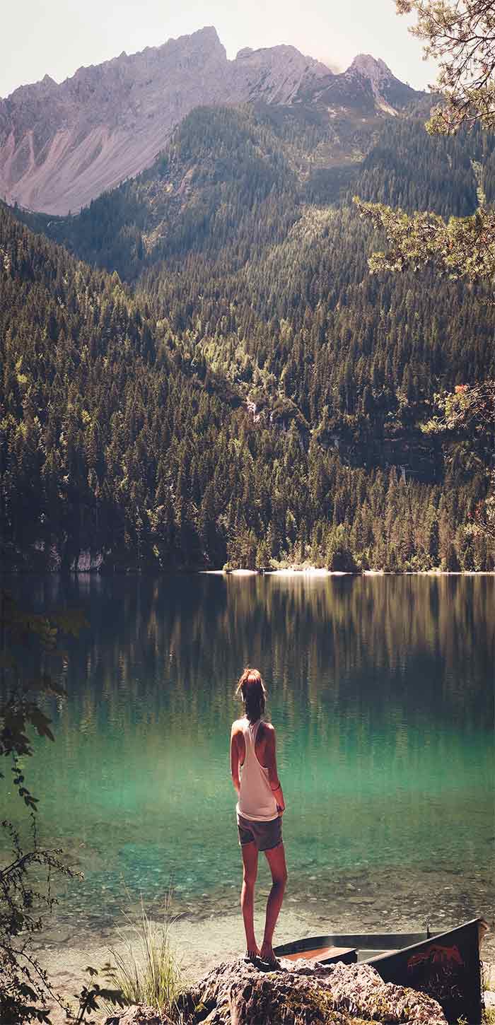 站在大山湖边的女孩超清唯美手机壁纸图片