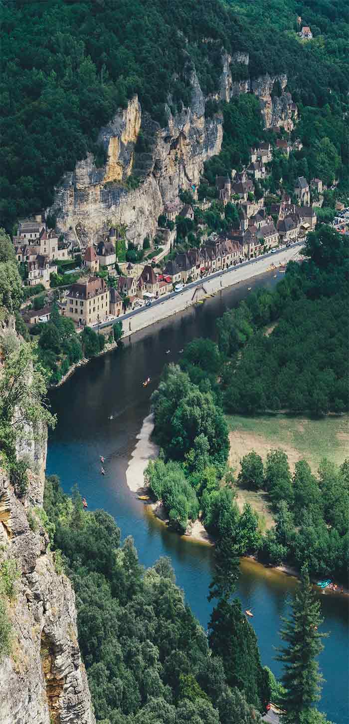 岩石边上的小镇和河流超清唯美手机壁纸图片