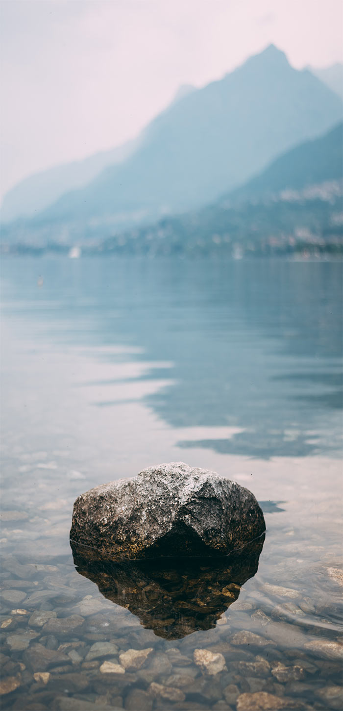 绿色大山中的宁静湖泊及石头超清唯美手机壁纸图片