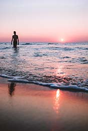 忧郁外国帅哥走在沙滩海边超清唯美手机壁纸图片