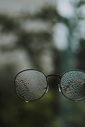 雨中的眼镜超清唯