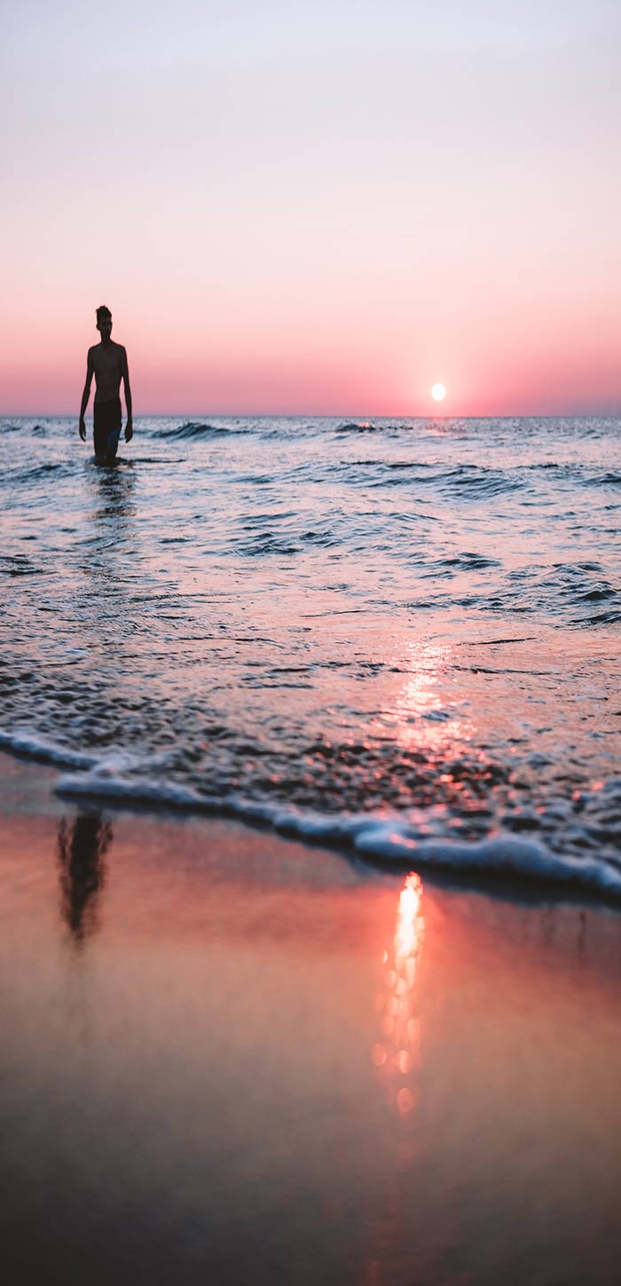 忧郁外国帅哥走在沙滩海边超清唯美手机壁纸图片