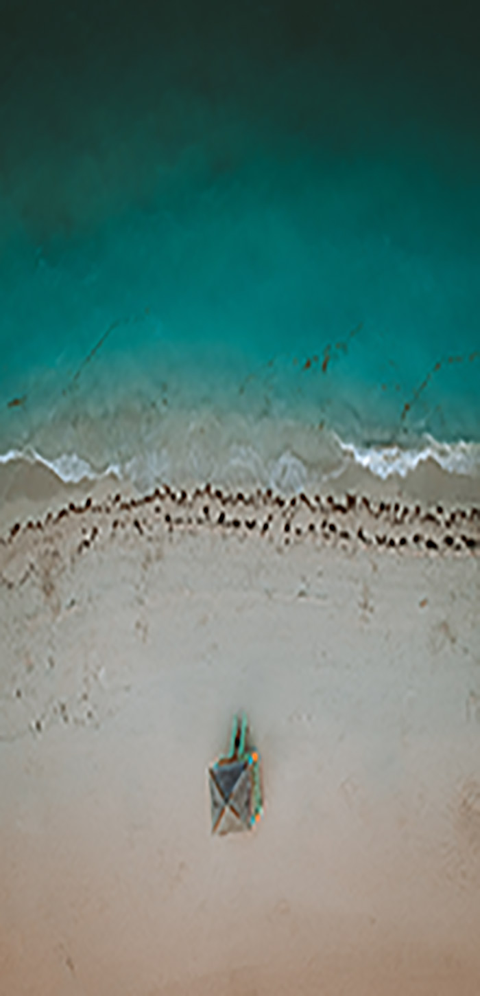沙滩边上的碧蓝海浪超清唯美手机壁纸图片