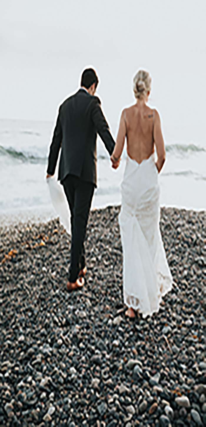 欧洲情侣走在海边沙滩上超清唯美手机壁纸图片