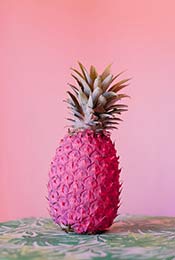高清粉色风格桌上的菠萝手机壁纸图片
