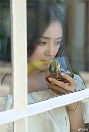 秦嵐窗邊喝紅酒超清唯美手機壁紙圖片
