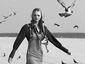 吉玛·沃德黑白写真照片_吉玛·沃德海滩飞鸟图集