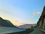 大山与湖泊间通向远处的公路超清唯美桌面屏保图片