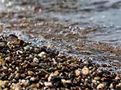鹅卵石沙滩上的清澈海浪超清唯美桌面屏保图片