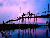蓝天下河流上的高架竹桥超清唯美桌面屏保图片