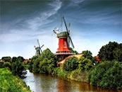 荷兰风车边上的小河超清唯美桌面屏保图片