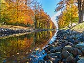 秋天里石头垒砌的人工河流超清唯美桌面屏保图片