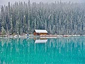 雪天山中的碧蓝湖泊超清唯美桌面屏保图片