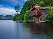 湖泊边上的石头小屋及码头超清唯美桌面屏保图片