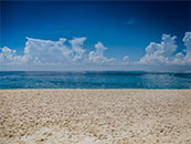 蓝天白云和海滩超清唯美桌面屏保图片