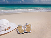 海滩上的草鞋和草帽超清唯美桌面屏保图片