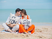沙滩上的情侣和抱枕超清唯美桌面屏保图片
