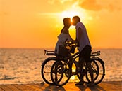 海边自行车上的情侣超清唯美桌面屏保图片