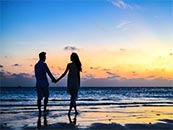 黄昏中走在海边的情侣超清唯美桌面壁纸图片