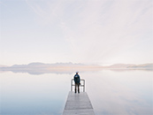 独自站在湖边码头的摄影师超清唯美桌面屏保图片
