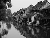 黑白风格的江南河边小镇超清唯美桌面屏保图片