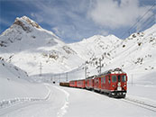 行驶在大山白雪间的火车超清唯美桌面壁纸图片