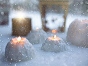 雪地上用雪堆砌的蜡烛超清唯美桌面壁纸图片