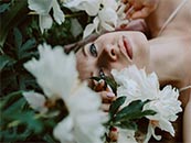 躺在白色花丛中的美女超清唯美桌面屏保图片