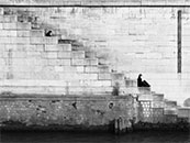 河边的超长阶梯码头超清黑白桌面屏保图片