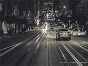 夜色中的繁忙城市道路超清唯美黑白桌面屏保图片