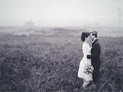浓雾中荒草间的情侣超清唯美黑白桌面屏保图片