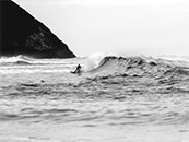 海岸边的冲浪者超清唯美黑白桌面屏保图片