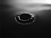 水滴入水的一瞬间超清唯美黑白桌面屏保图片