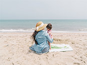海边沙滩上的孩子与母亲超清唯美桌面屏保图片