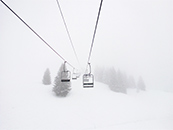 雾蒙蒙的冬天通向远处的缆车超清唯美桌面屏保图片