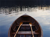平静湖面上的小木船超清唯美桌面屏保图片