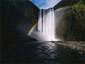 瀑布前的唯美彩虹超清桌面屏保图片