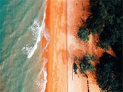 红色沙滩与碧蓝海浪超清唯美桌面屏保图片