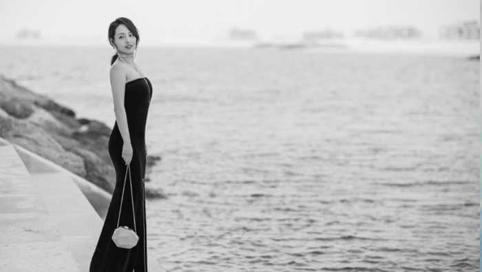 张嘉倪黑色优雅长裙气质唯美黑白写真图片